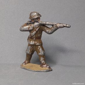 Juguetes antiguos: Militar de infantería tirando con rifle, Comando británico, Segunda Guerra Mundial. Quiralu, años 50